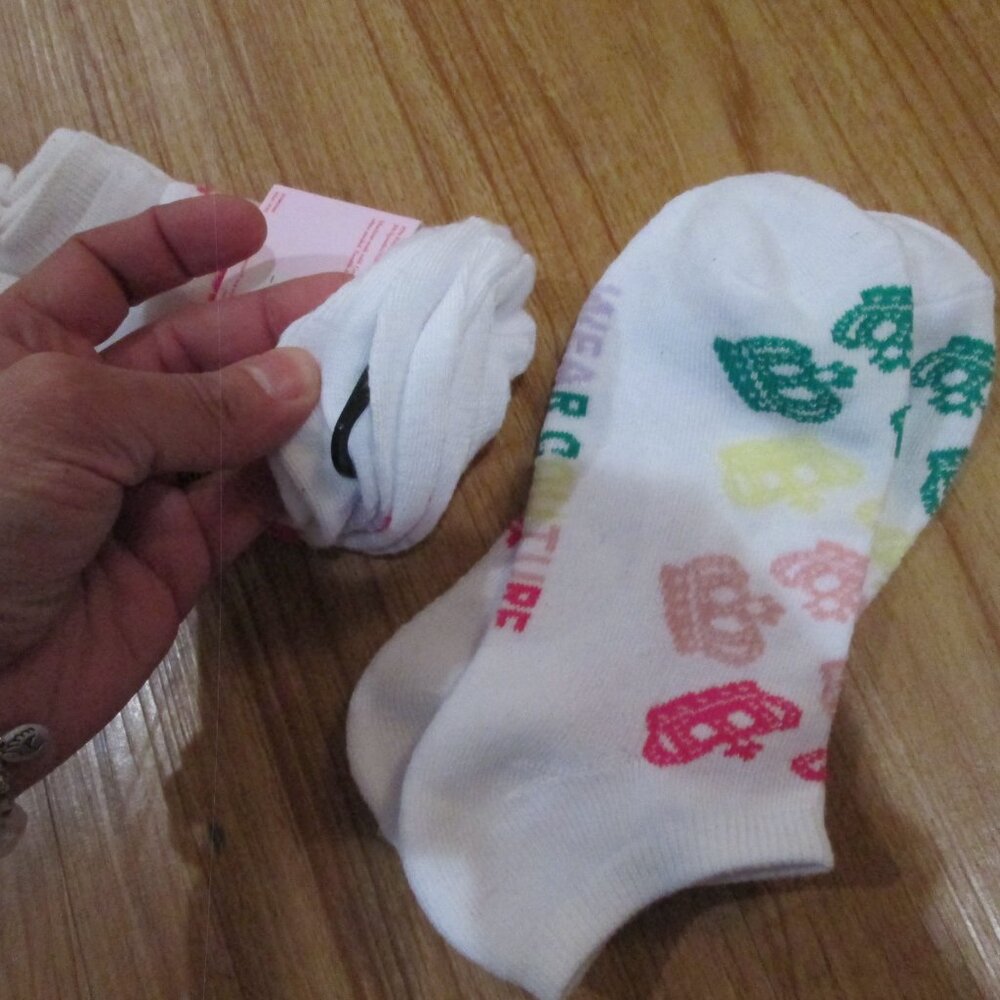 Juicy Couture 4 pairs no show socks sz 5-10 Pink&white multi w/Logo designs - Picture 7 of 7
